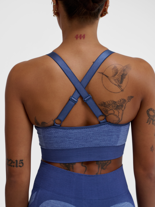 hmlMT SHINE SEAMLESS SPORTS BRA, BLUE INDIGO MELANGE, model