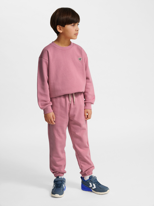 hmlJR LOOSE SWEATPANTS BEE, POLIGNAC, model