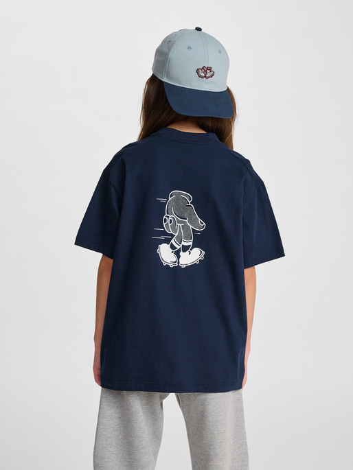 hmlLOOSE TEE S/S GRAPHIC JUNIOR, DARK SAPPHIRE, model