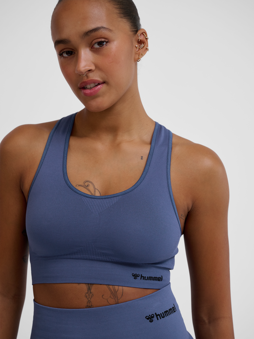 hmlTIF SEAMLESS SPORTS TOP, BLUE INDIGO, model