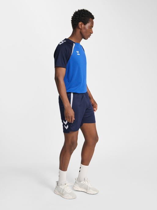 hmlLEAD 2.0 SHORTS, MARINE, model