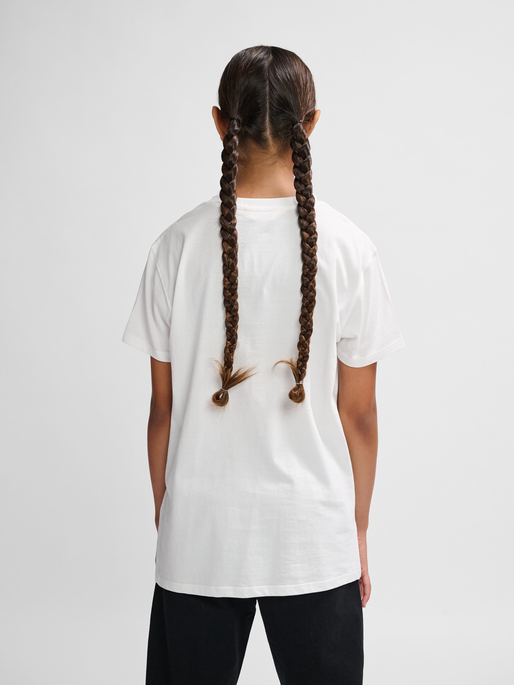 hmlGO 2.0 LOGO T-SHIRT S/S KIDS, WHITE, model