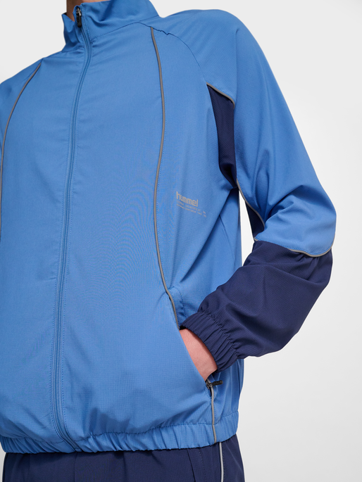 hmlPULSE WOVEN ZIP JACKET, RIVERSIDE, model