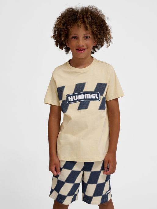 hmlPETS T-SHIRT S/S, WOOD ASH, model