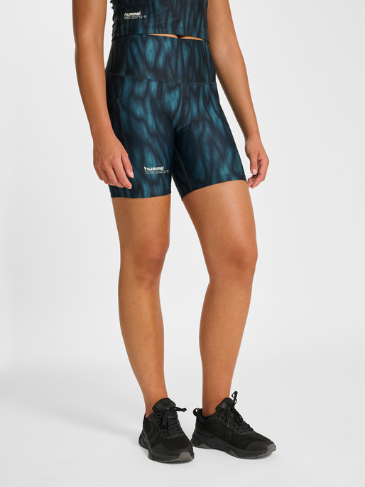 hmlHIIT AOP INTENSITY SHORT TIGHTS, STARGAZER, model