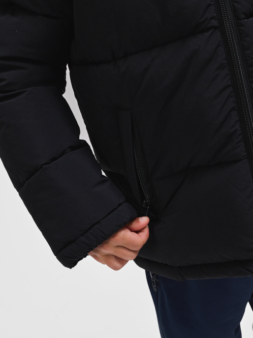 hmlCRISP TEX JACKET, BLACK, model