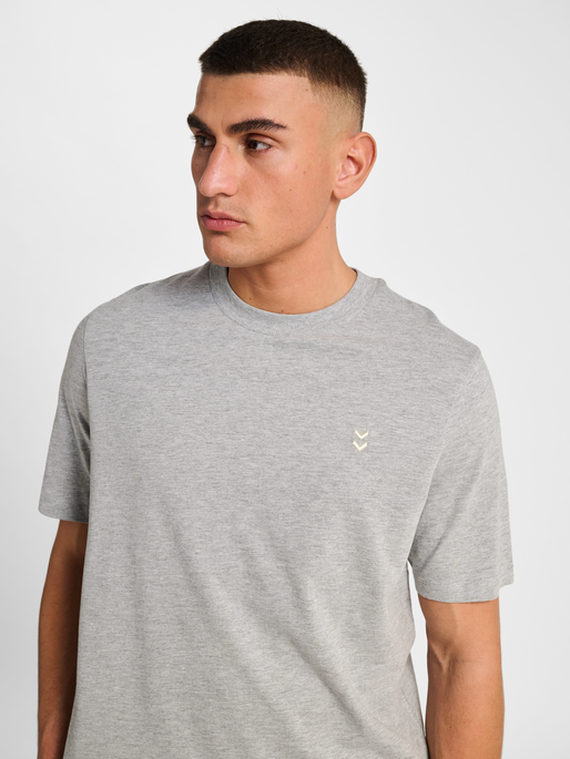 hmlPULSE T-SHIRT, GREY MELANGE, model