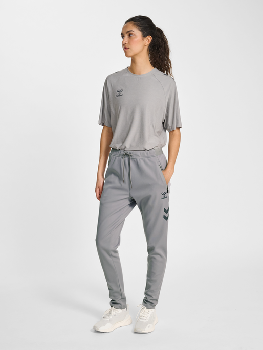 hmlCIMA 2.0 PANTS WOMAN, ALLOY, model