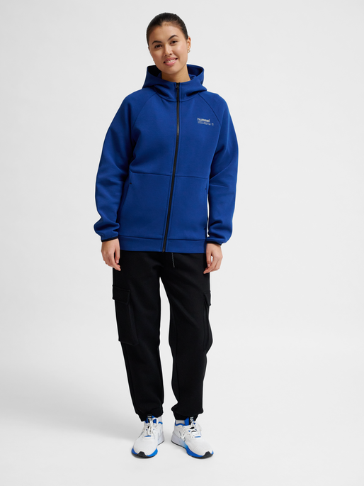 hmlTECH FLEECE REGULAR ZIP HOODIE, ESTATE BLUE, model