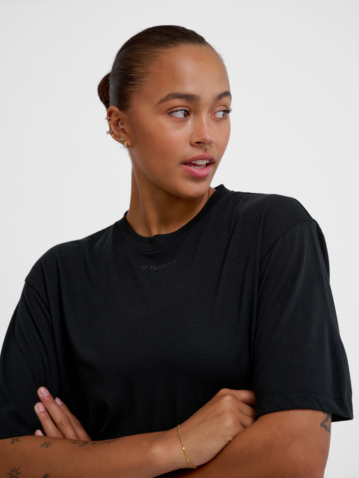 hmlMT VANJA BOXY SHORT T-SHIRT, BLACK, model