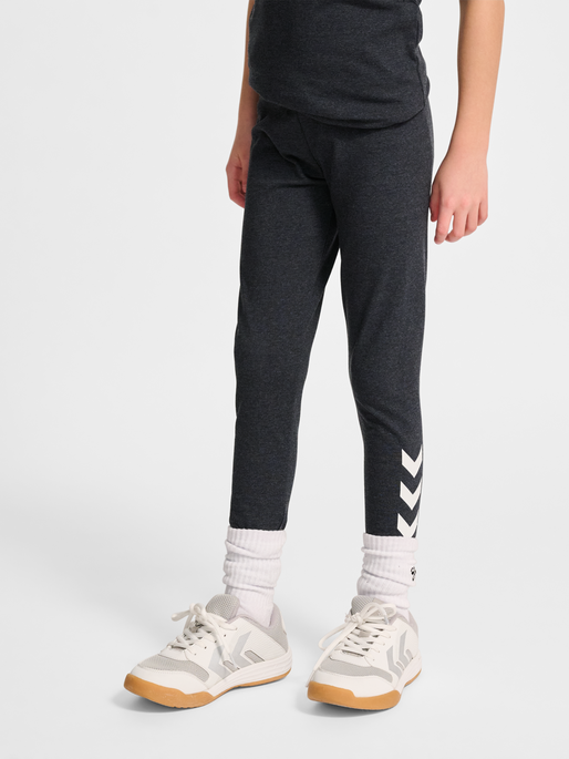 hmlJR LOGO TIGHTS, BLACK MELANGE, model