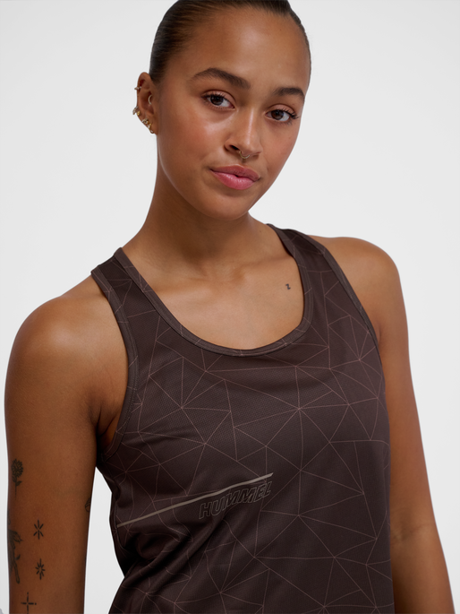 hmlCOURT AOP LIGHT WEIGHT TANKTOP W, TURKISH COFFEE, model