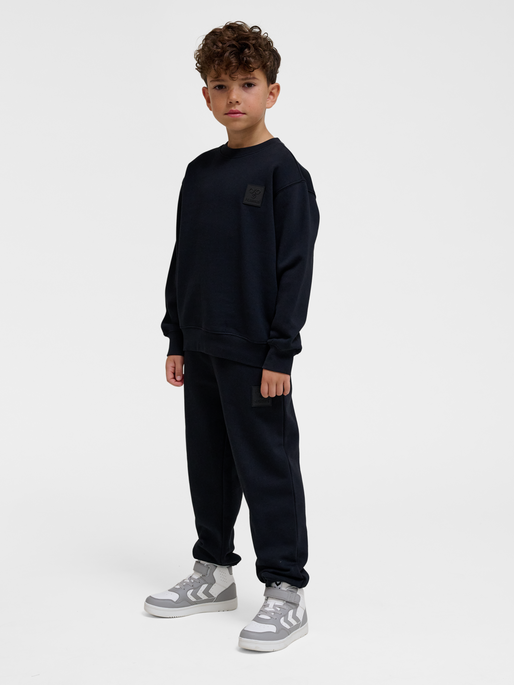 hmlCLEAN SWEATSHIRT, BLACK, model