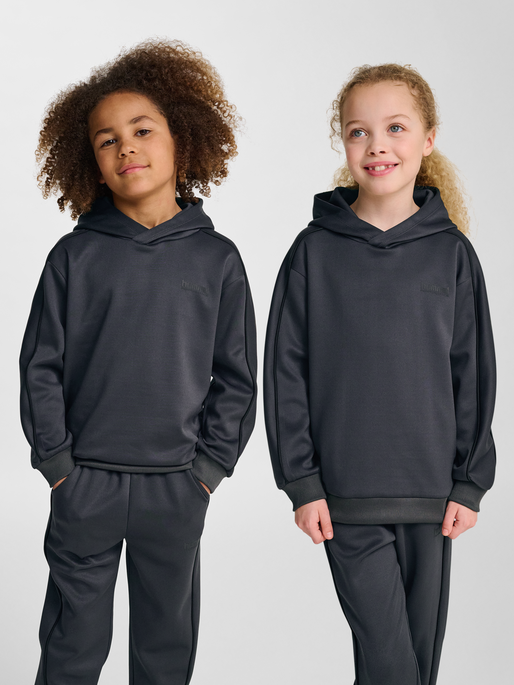 hmlJR INTERLOCK HOODIE, EBONY, model