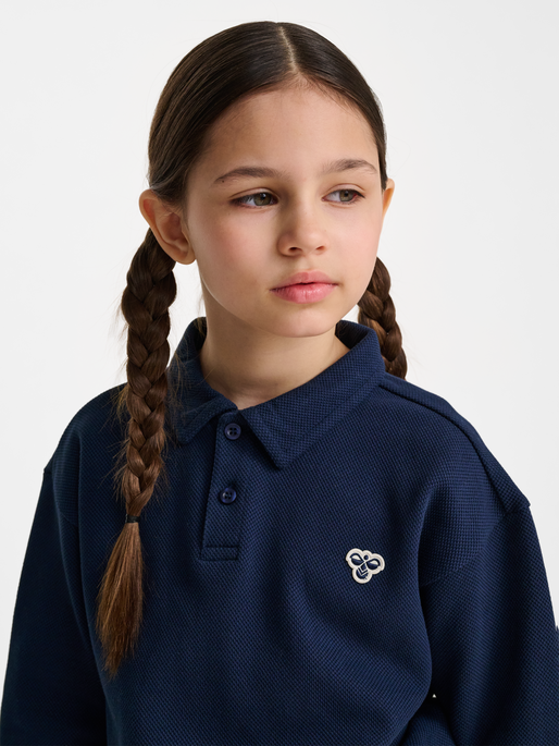hmlJR LOOSE PIQUE POLO SWEATSHIRT, DRESS BLUES, model