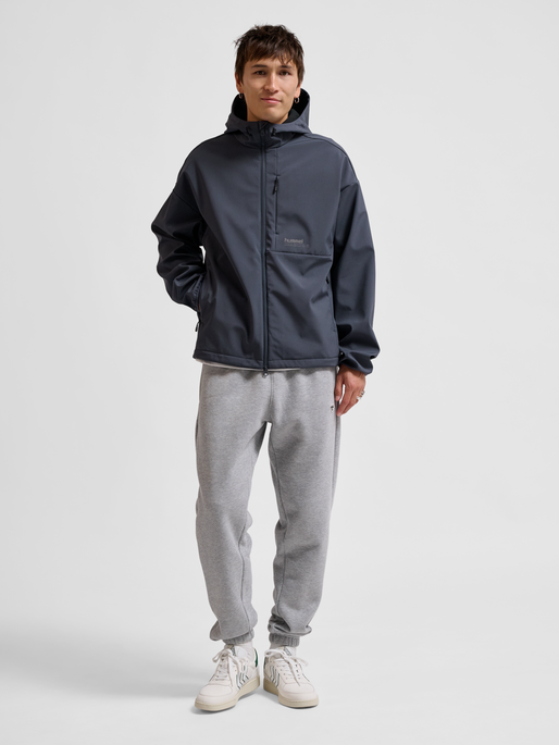 hmlLOOSE SOFTSHELL JACKET, EBONY, model