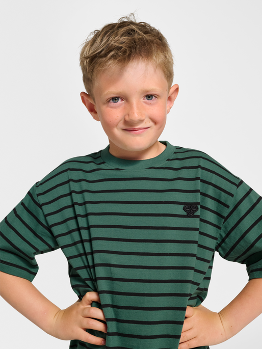 hmlJR LOOSE STRIPED T-SHIRT S/S BEE, SMOKE PINE, model