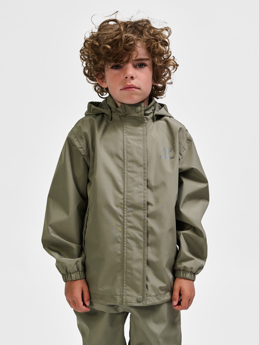 hmlNESSIE RAINSUIT, VETIVER, model