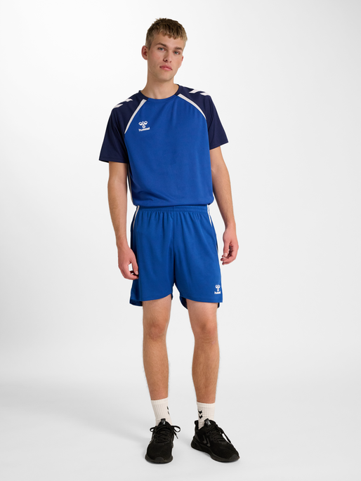 hmlLEAD 2.0 SHORTS, TRUE BLUE, model