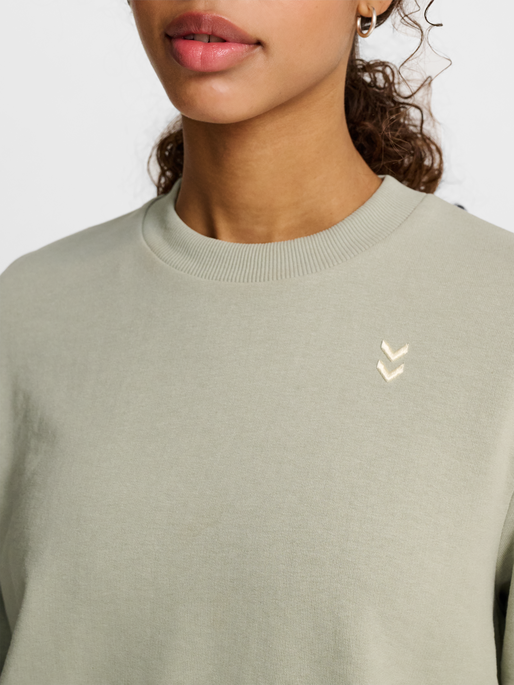 hmlPULSE W SWEAT CREWNECK, SEAGRASS, model