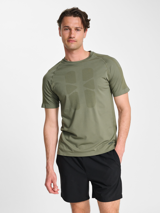 hmlHIIT SEAMLESS T-SHIRT S/S, DEEP LICHEN GREEN, model