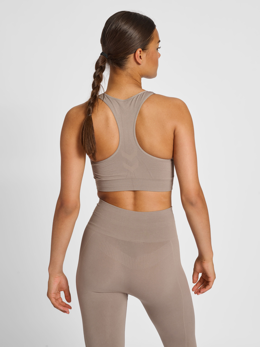 hmlTIF SEAMLESS SPORTS TOP, DRIFTWOOD, model