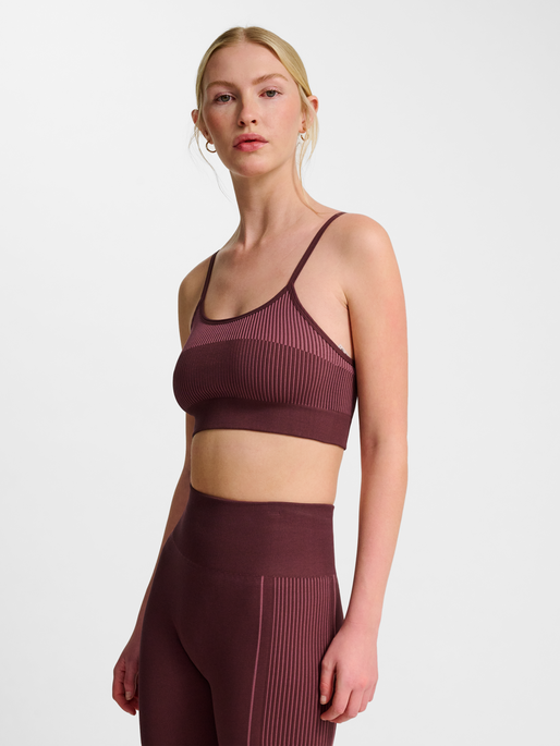 hmlYOGA SEAMLESS LOW SUPPORT BRA, FUDGE, model