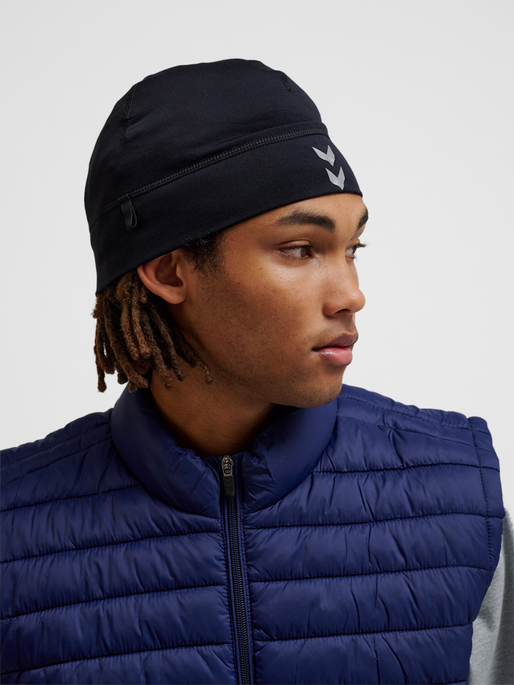hmlPERFORMANCE BEANIE, BLACK, model