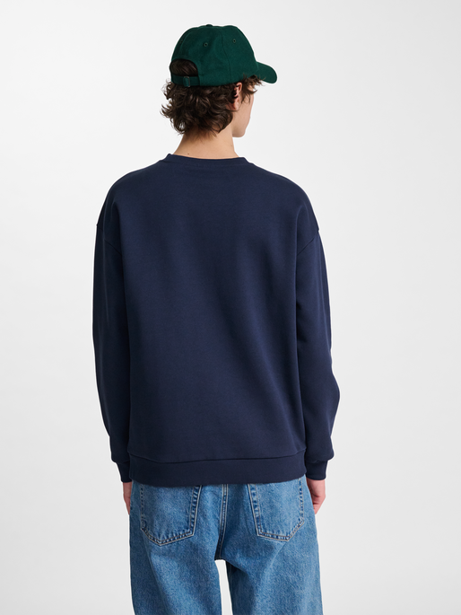 hmlLOOSE CREWNECK CLUB SPORTSWEAR, DRESS BLUES, model