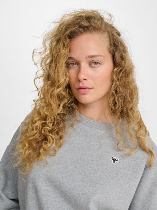 hmlBOXY W CREWNECK BEE, GREY MELANGE, model
