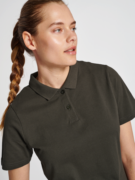 hmlRED CLASSIC POLO WOMAN, RAVEN, model