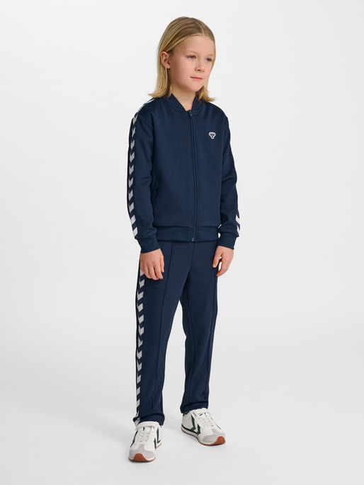 hmlJR ARCHIVE REG POLY ZIP JACKET, DRESS BLUES, model
