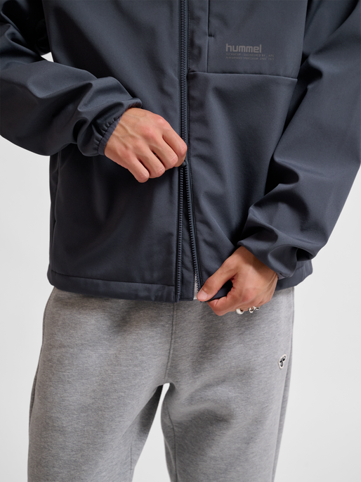 hmlLOOSE SOFTSHELL JACKET, EBONY, model