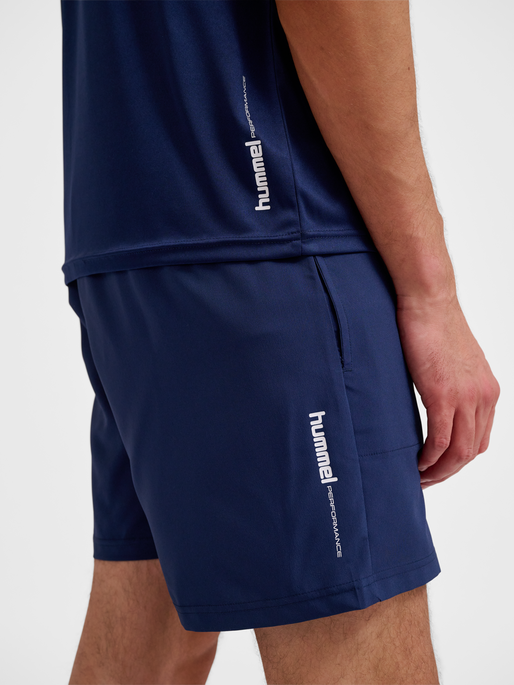 hmlPULSE WORKOUT SHORTS, DRESS BLUES, model