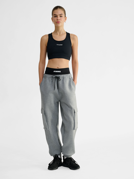 hmlTECH FLEECE LOOSE CARGO PANTS, GREY MELANGE, model