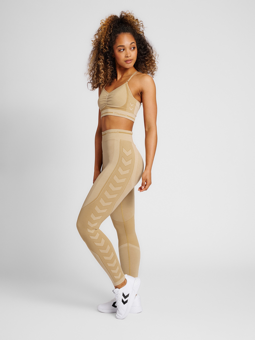 hmlMT LULU SEAMLESS SCRUNCH BRA, CURDS & WHEY MELANGE, model