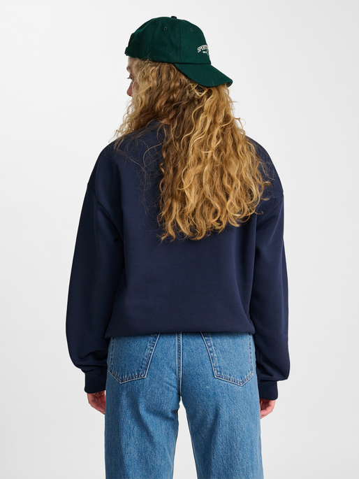 hmlLOOSE CREWNECK CLUB SPORTSWEAR, DRESS BLUES, model
