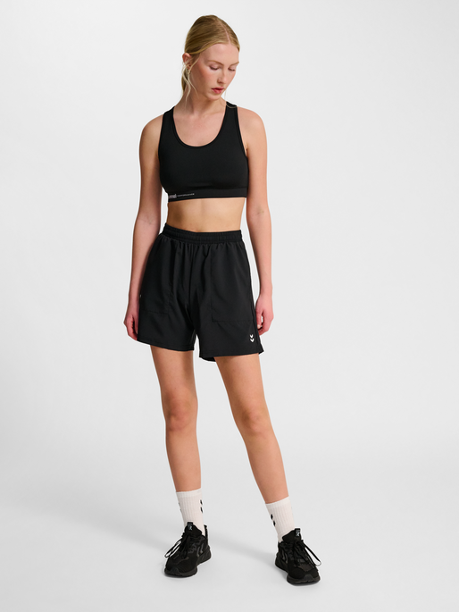 hmlPULSE WORKOUT SHORTS, BLACK, model