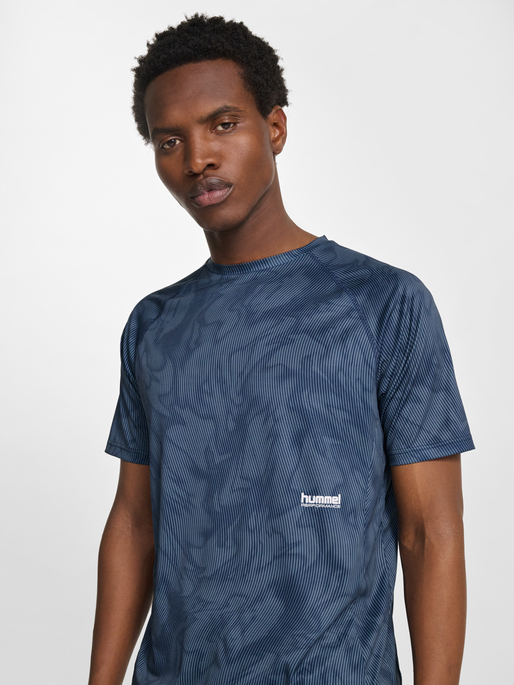 hmlPULSE AOP WORKOUT T-SHIRT S/S, BLUE MIRAGE/DRESS BLUE, model