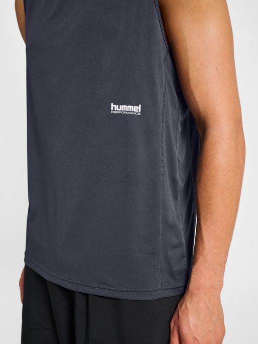 hmlPULSE WORKOUT TANK TOP, EBONY, model