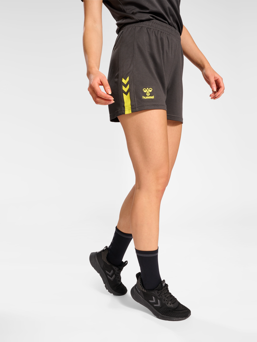 hmlACTIVE PL SHORTS WOMAN, OBSIDIAN/SULPHUR SPRING, model
