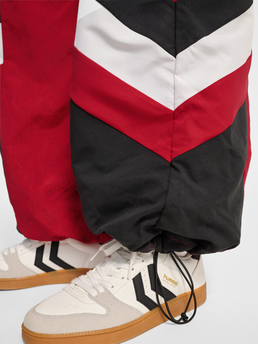 hmlTRACKSUIT PANTS DBU ROTATE, TANGO RED, model