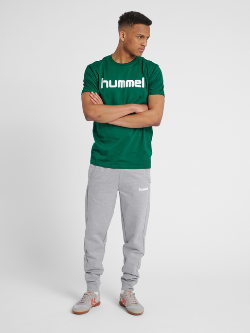 HMLGO COTTON LOGO T-SHIRT S/S, EVERGREEN, model