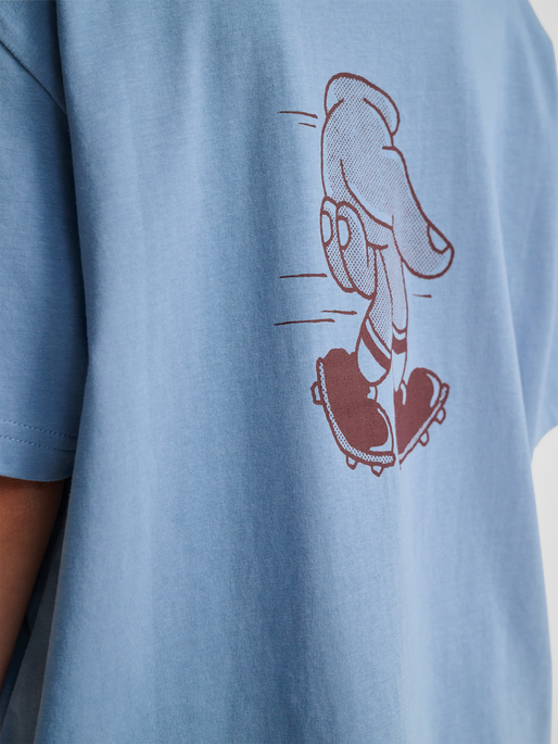 hmlLOOSE TEE S/S GRAPHIC JUNIOR, FADED DENIM, model