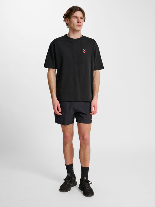 hmlHIIT LOOSE T-SHIRT S/S, BLACK, model