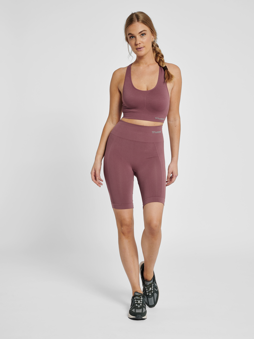 hmlTIF SEAMLESS CYLING SHORTS, NOCTURNE, model