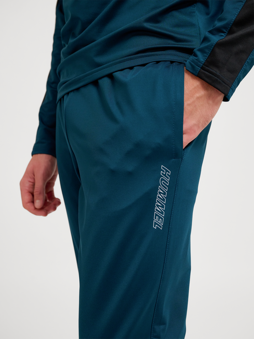 hmlTE STRENGTH TRAINING PANTS, REFLECTING POND, model