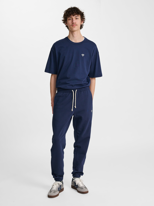 hmlLOOSE SWEATPANT BEE, DRESS BLUES, model