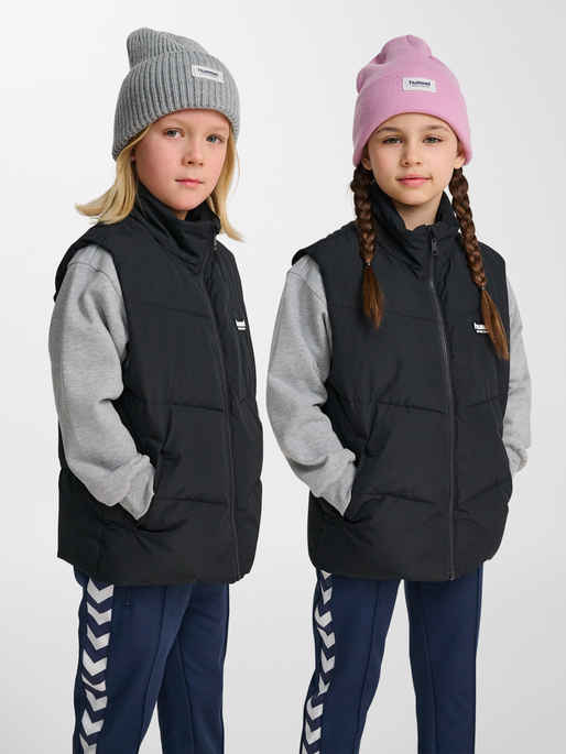 hmlJR PUFFER VEST, BLACK, model