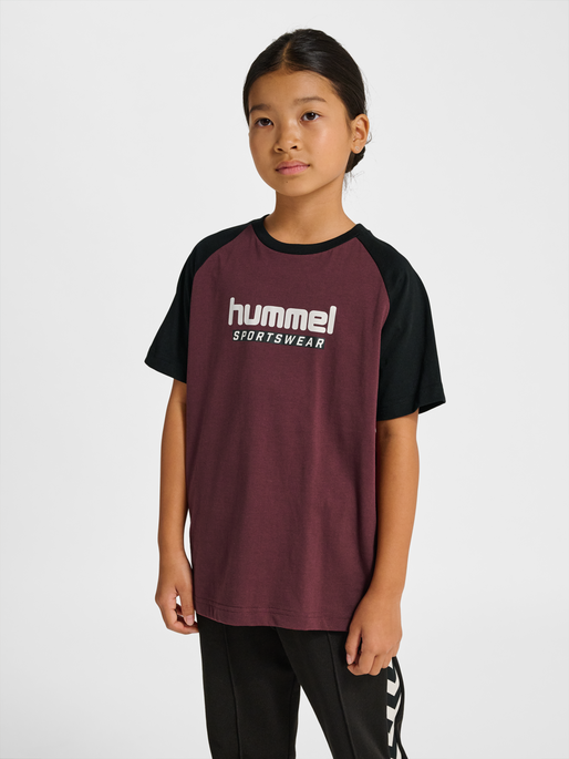 hmlJR LOGO T-SHIRT S/S, VINEYARD WINE, model